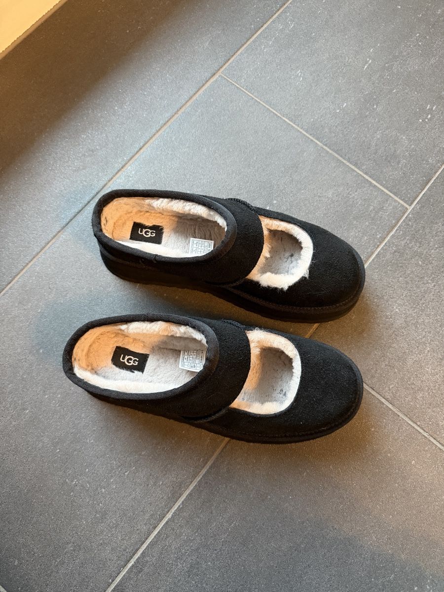 Ugg Chaussures femmes: UGG Bea Mary Jane schwarz  – Neuf (Voir description) à Fribourg par DayaneH. 1