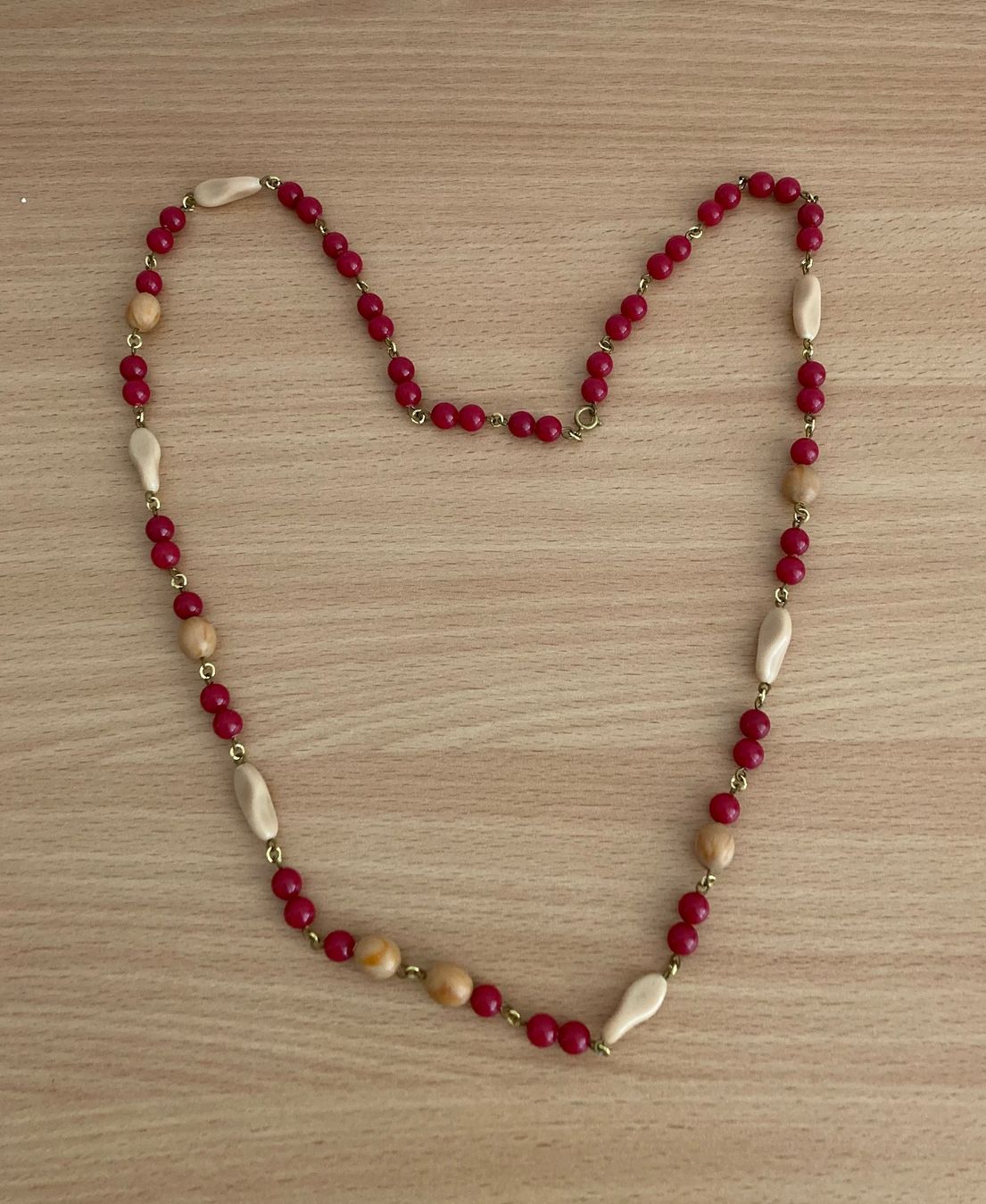 Catenine: Längere Kette, rot + beige, neu – Nuovo (secondo la descrizione) da Diepoldsau venduto da mabeapt