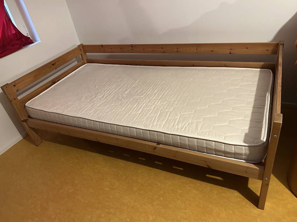 Ikea Letti: 90x190 Holzbett Kinder massiv/stabil – Usato da Oberwil b. Zug venduto da annecl