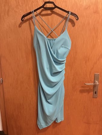 Sommerliches, hellblaues Kleid mit Wasserfall-Ausschnitt