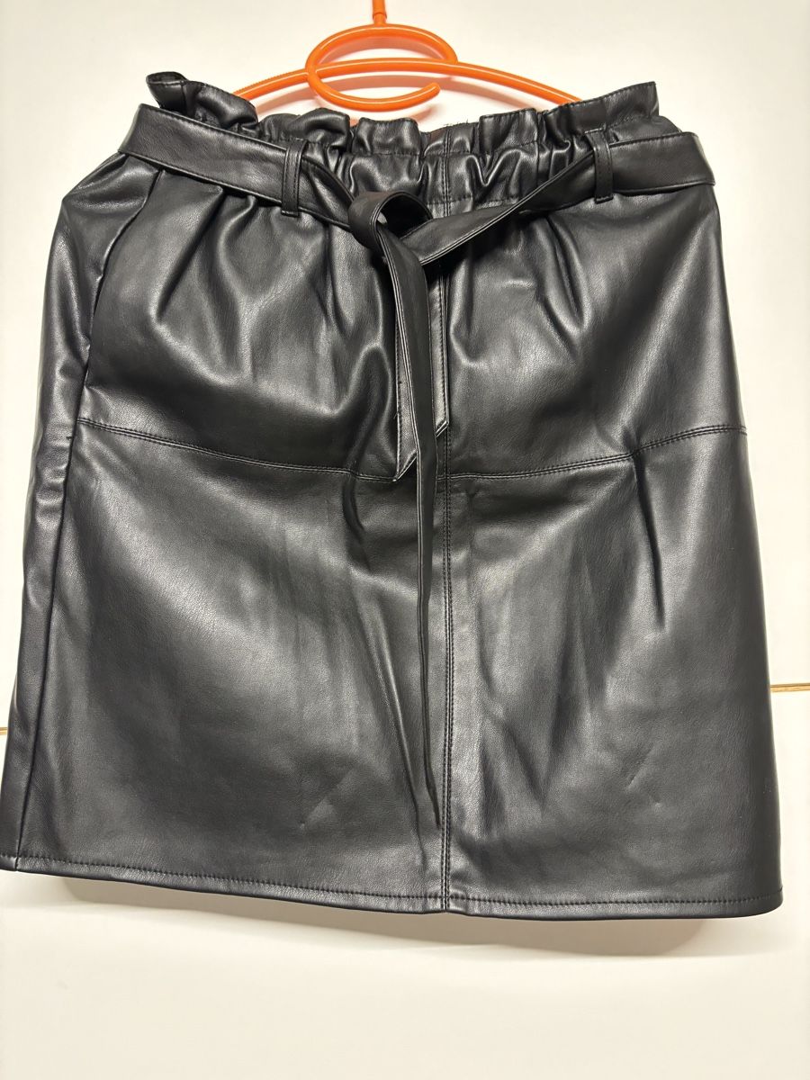 Only Gonne: Schwarzer Kunstlederrock Gr. 38 Paperbag-Stil – Usato da Salenstein venduto da Silly...0