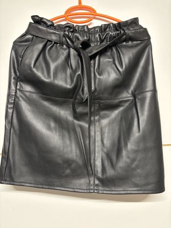 Schwarzer Kunstlederrock Gr. 38 Paperbag-Stil