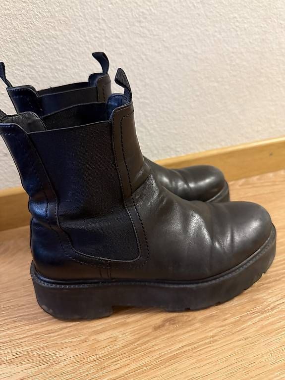 Scarpe da donna: SCHWARZE CHELSEA BOOTS – Usato da Winterthur venduto da fij_f65r 1
