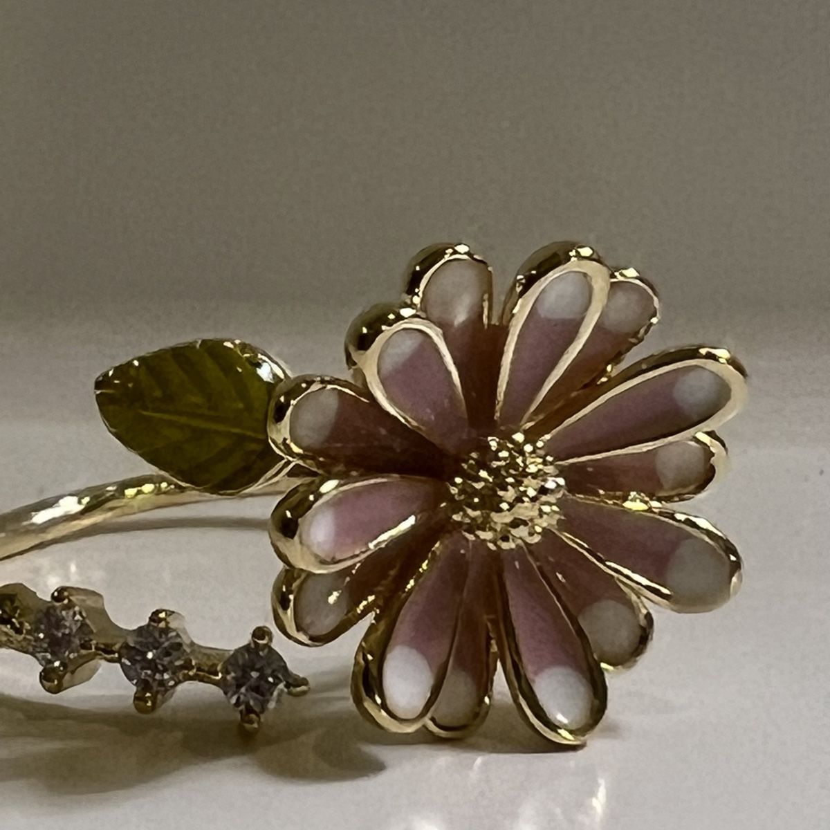Anelli: Gold Tone Ring with Pink & White Daisy – Nuovo (secondo la descrizione) da St. Gallen venduto da LGMStore 1