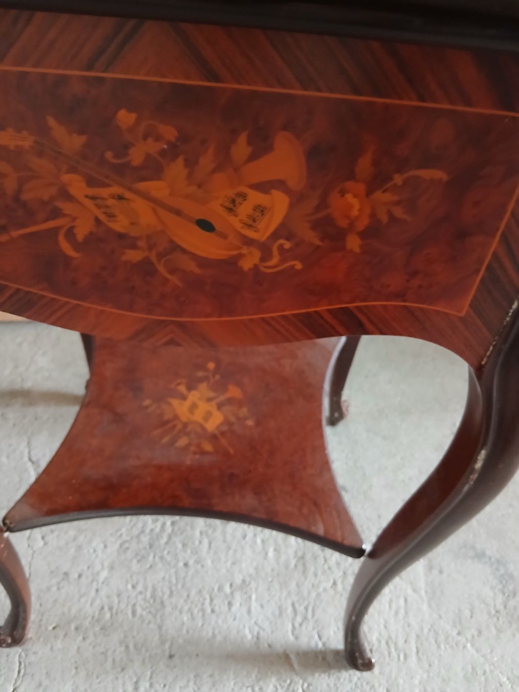 Comodini: LISEUSE AVEC MARQUETERIE DE MUSIQUE – Usato da Neuchatel venduto da NNeuchatel 6