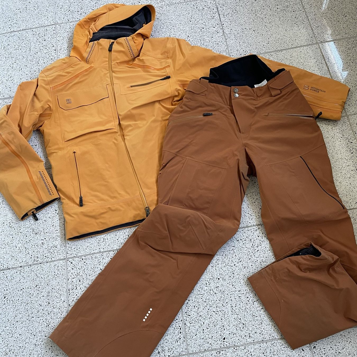 Jumpsuits: Tuta da sci Montain Force – D'occasion à Piotta par car_v62v 1