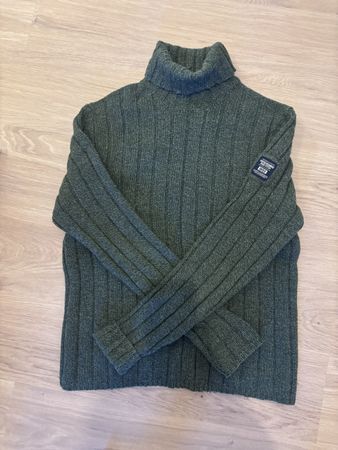 Pull Abercrombie and Fitch