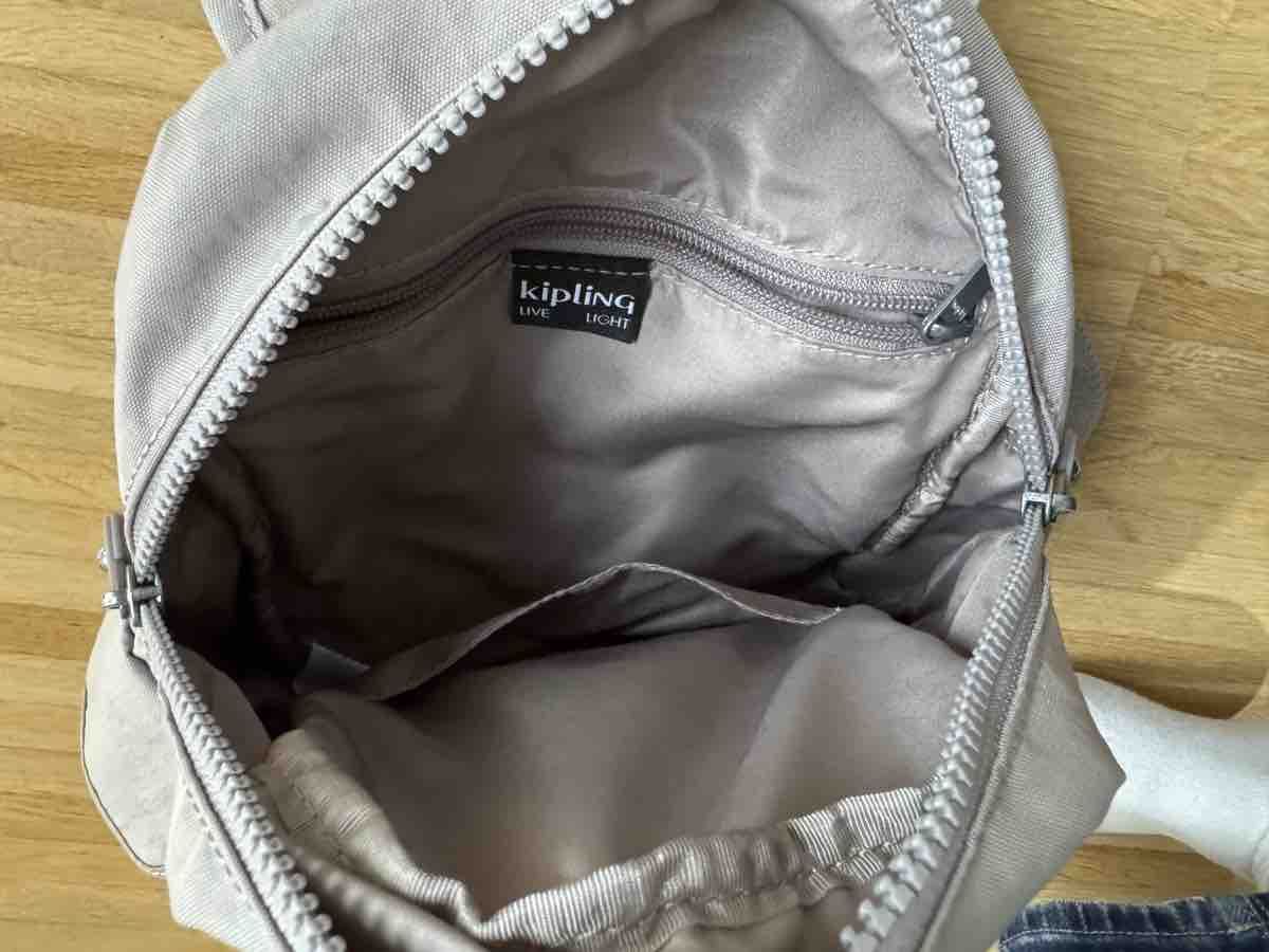 Kipling Zaini: Kipling Rucksack Damen Freizeitrucksack grau neuwertig – Nuovo (secondo la descrizione) da Allschwil venduto da TanjaS94 1
