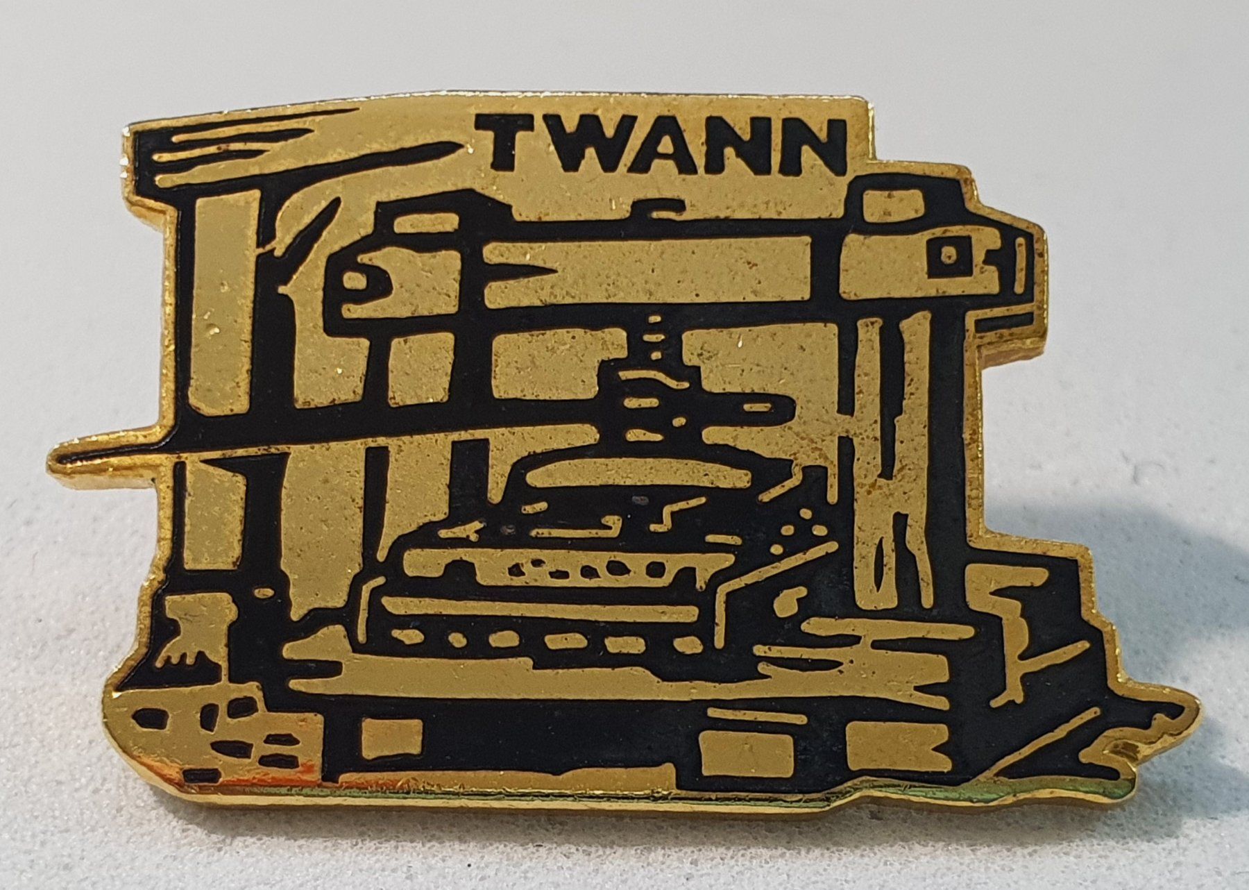 Placchette & Badge: Z892 - Pin Traubenpresse TWANN – Usato da Reinach BL venduto da Boston-Verkauf