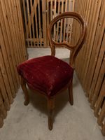 Antiker Vintage Holzstuhl mit rotem Samtbezug 