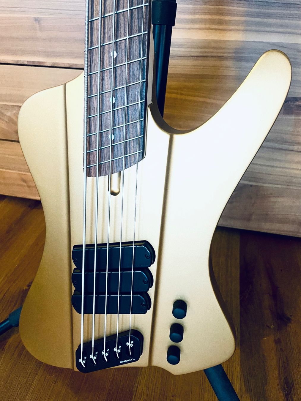 Strumenti musicali: Dingwall D-Roc Standard 5 String (Super Zustand) – Usato da Boswil venduto da HairyCloset 3