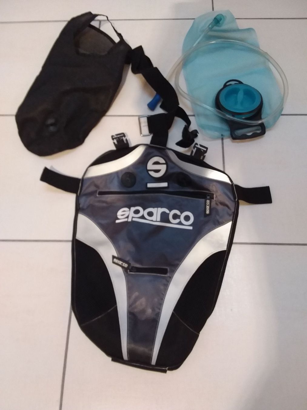 Autos: Sparco Drink Bag 01045NR – Defekt aus Ligornetto von Gurzo
