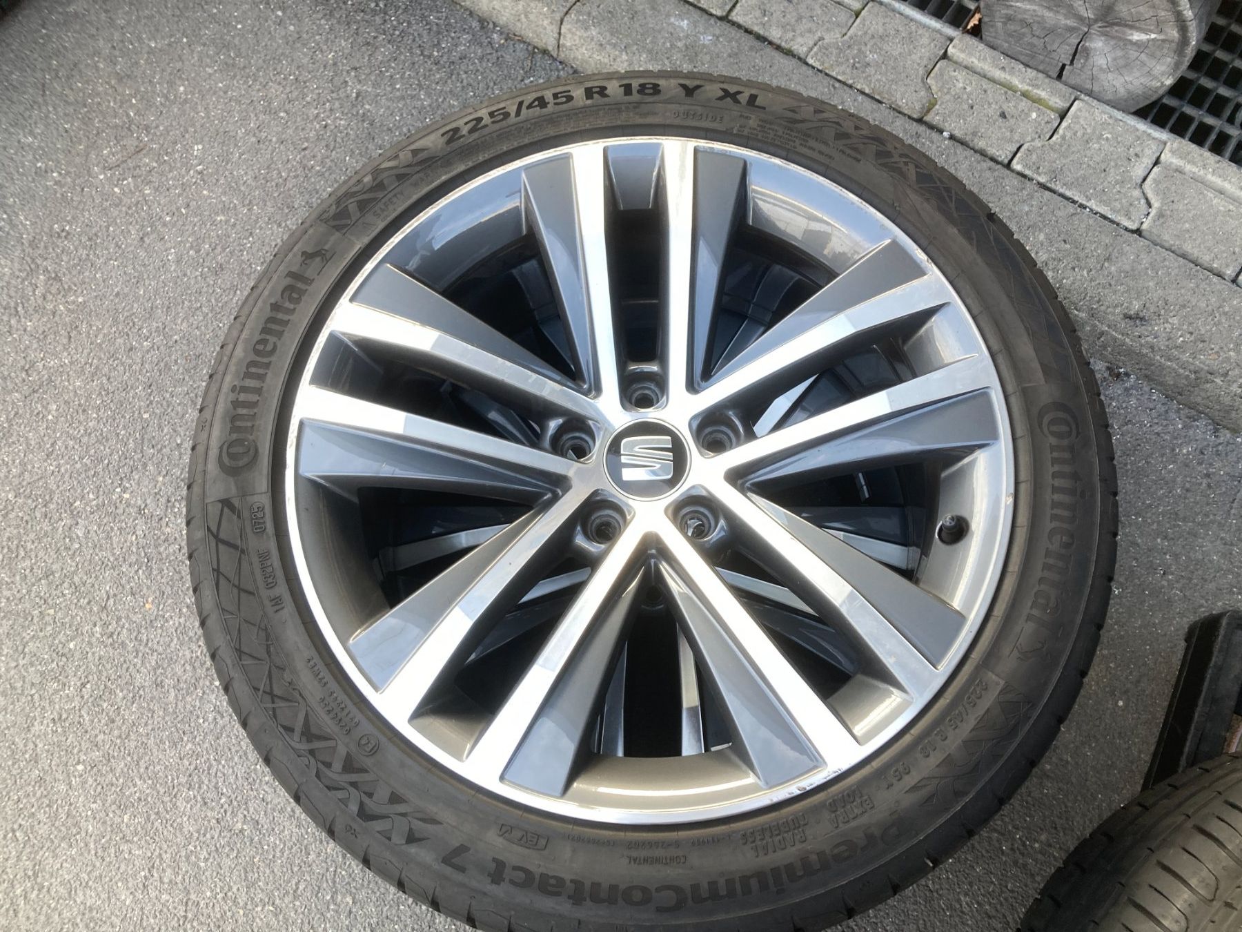 Seat Pneus & Kompletträder: Seat Alhambra Sommerräder  225/45R18 Continental / Pirelli – Gebraucht aus Cham von Cham6332 3