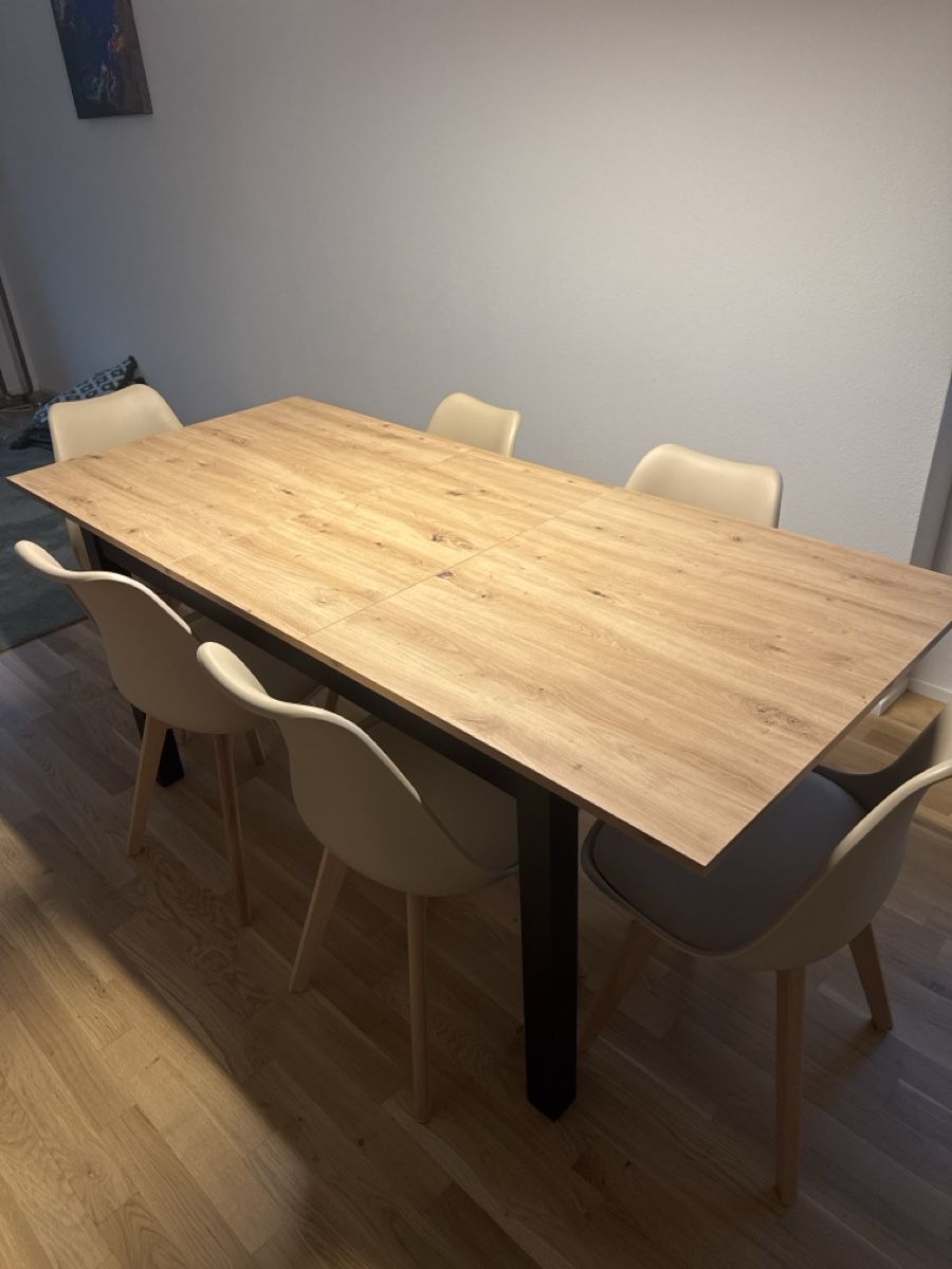Set di tavolo e panche: Tisch ausziehbar mit 6 Stühlen – Usato da Dietikon venduto da Spyroox 1