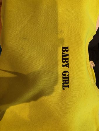Damen Pullover gelb Schriftzug Baby Girl Grösse M