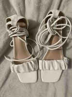 Weisse Heels mit Schnüren