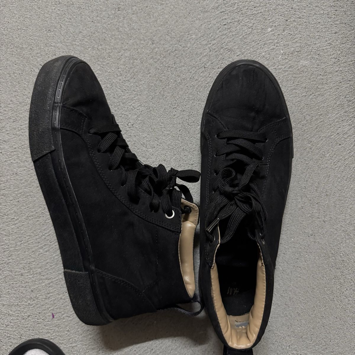 Scarpe da uomo: Schwarze hohe Sneakers Grösse 42 – Usato da Hinwil venduto da norisenya