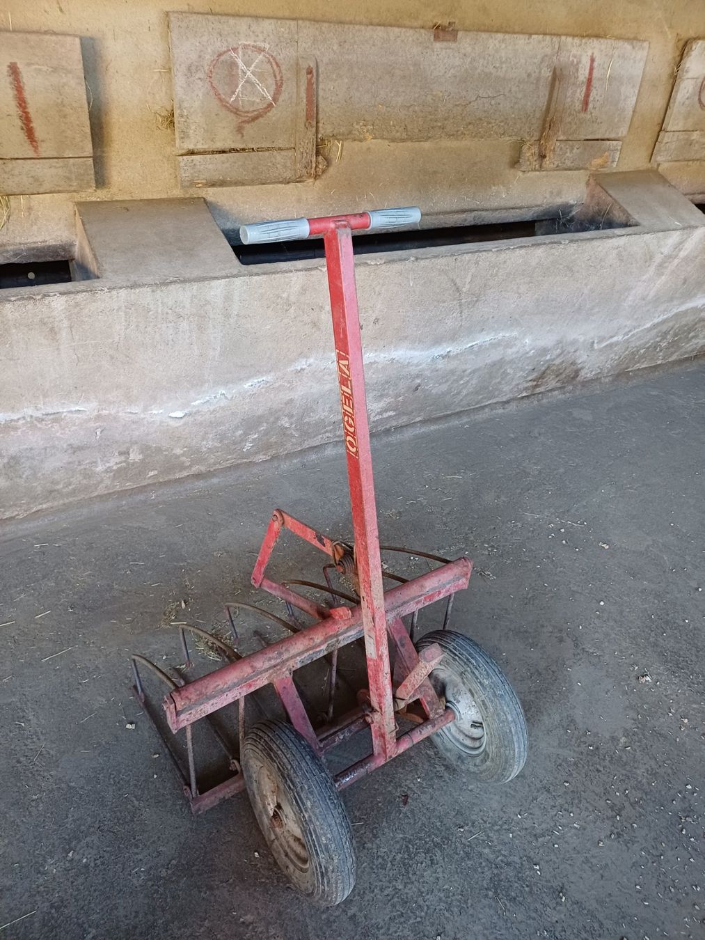 Carriole: Lanker Heugabel/ Grasgabel/ Transportgabel mit Rädern – Usato da Boswil venduto da etaflex 2