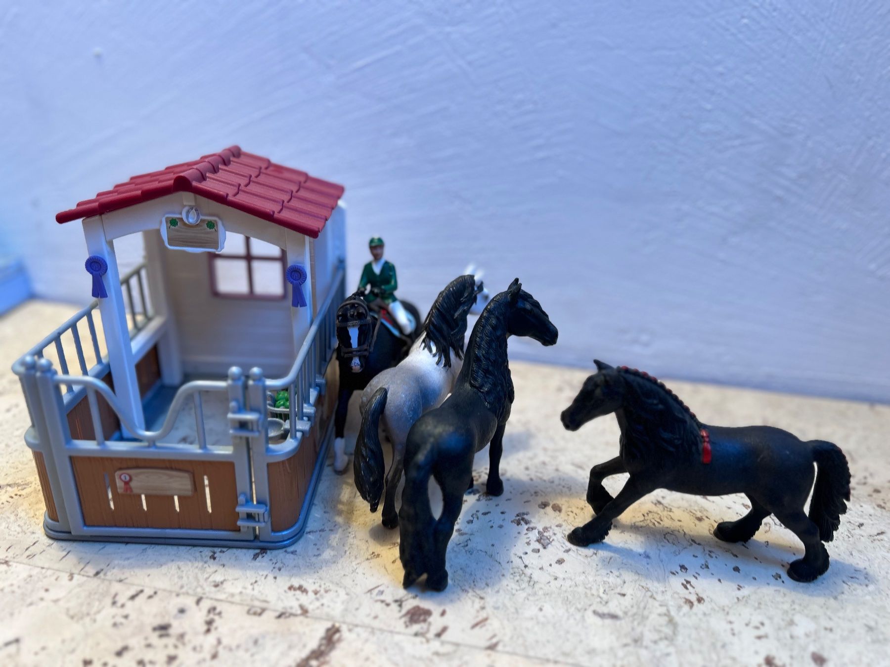 Schleich Giocattoli: Schleich Box mit Pferden und Reiterinn – Usato da sins venduto da ahudi