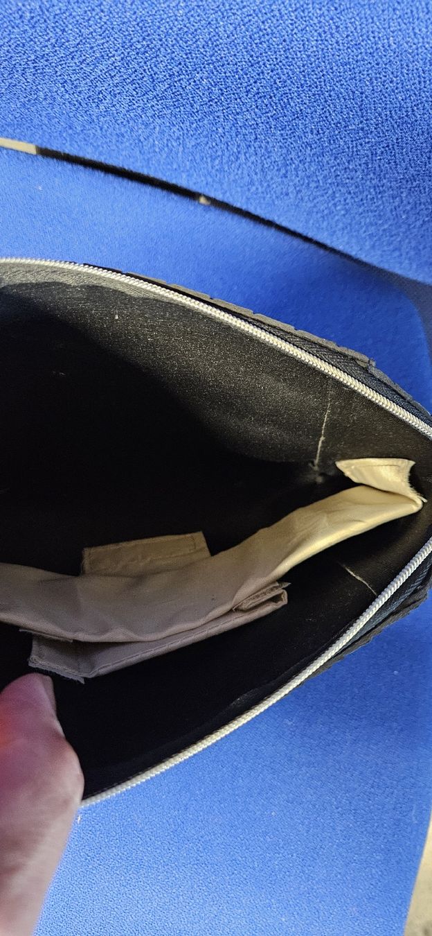 Guess Borse da donna: Guess Kosmetiktasche Schwarz – Usato da Baar venduto da Vel...Baar45 2