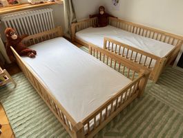 2x Kinderbett aus Massivholz mit Rausfallschutz gebraucht