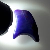 Sugilith Rarität TOP Gel Qualität mit Richterit TRANSLUSZENT