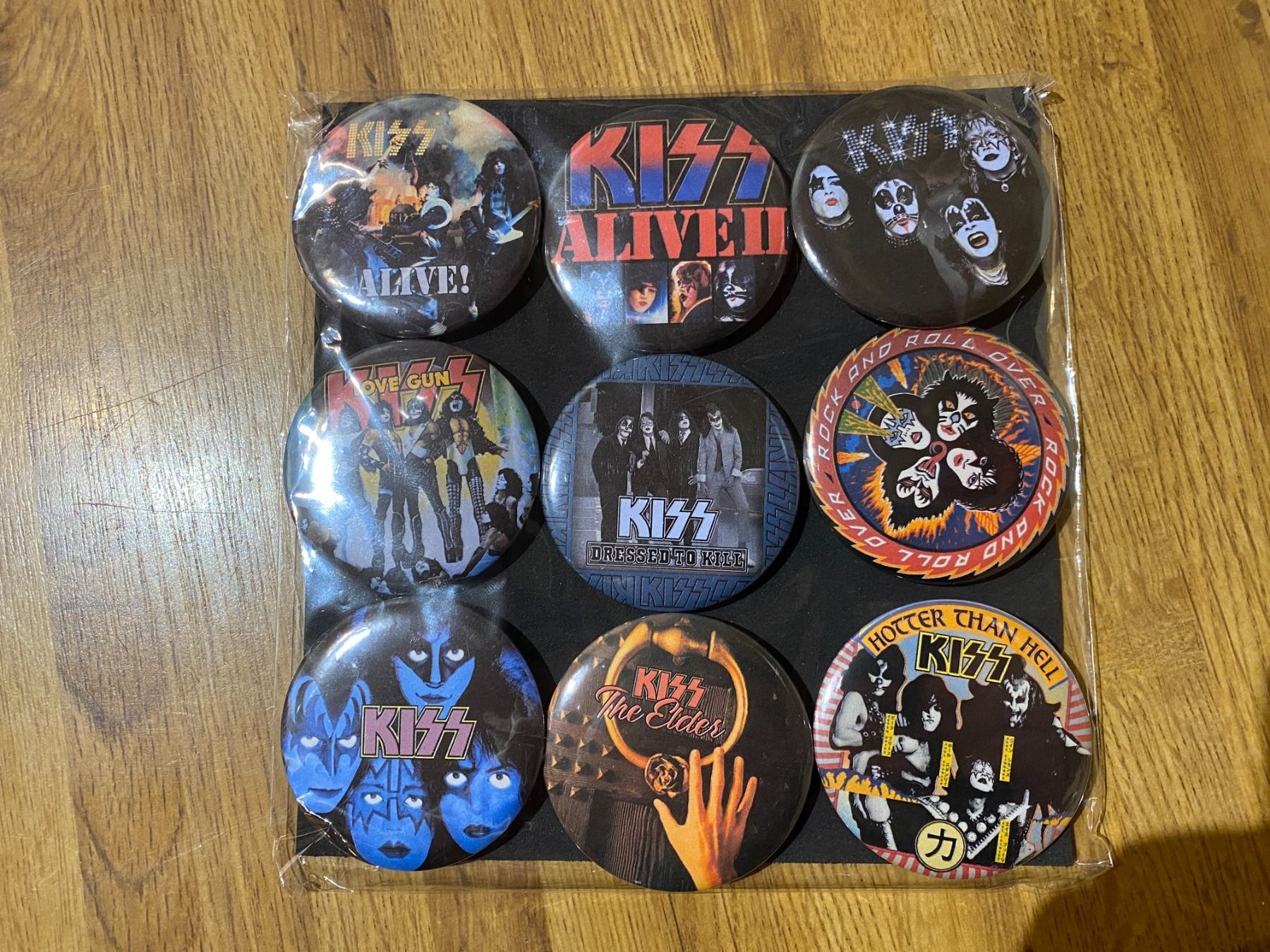 Calamite: Kiss Pin Badges, Neu! – Nuovo (secondo la descrizione) da Basel venduto da FatCatPacksTheRatt