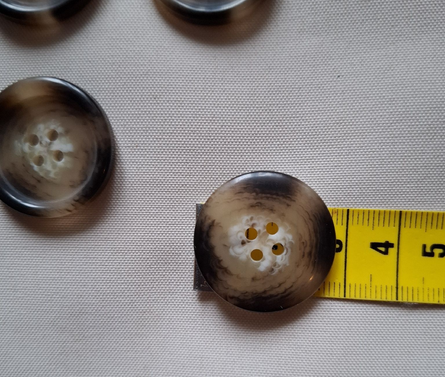 Bottoni: 4 Stück Knöpfe, 28 mm. – Usato da Dietikon venduto da Hirschkopf 2