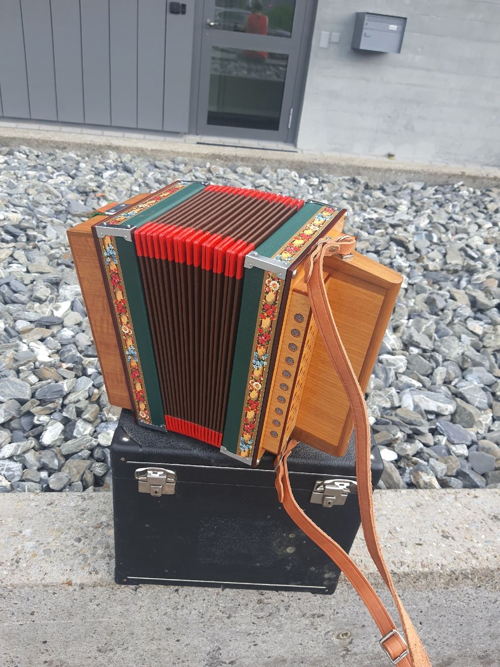 Musikinstrumente: schwyzerorgeli 8 basses avec coffre ton B  – Gebraucht aus Pont-de-la-Morge von Mirabelle0 6