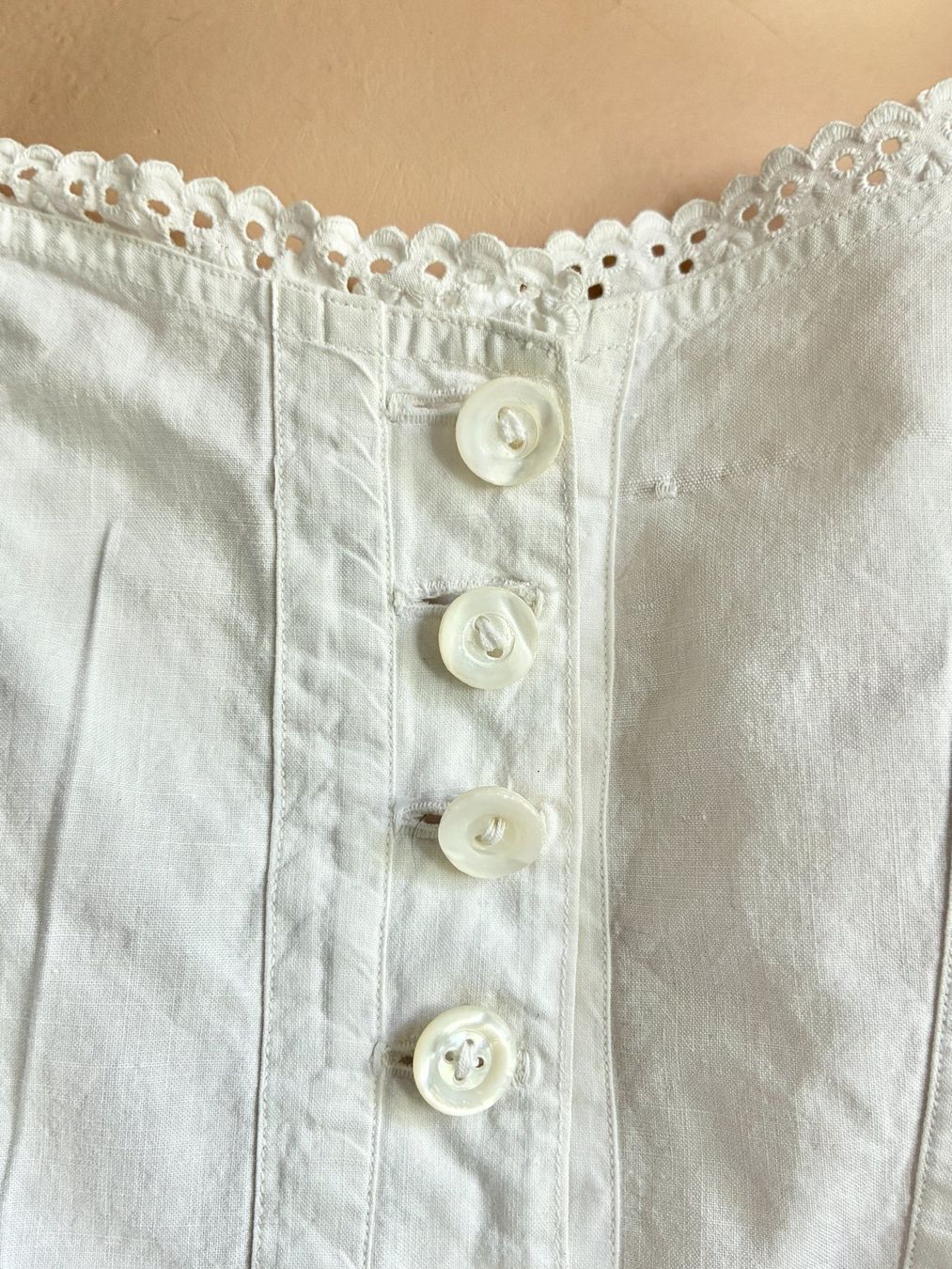 Top: Weisses Leinenbustier/Top mit Perlmuttknöpfen – Usato da Kloten venduto da Nephty 4