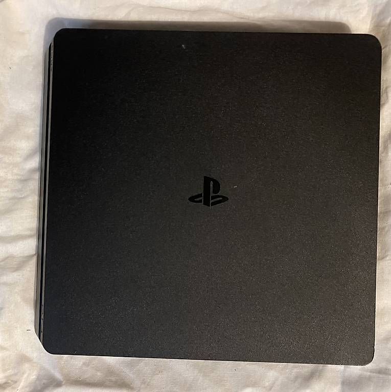Console: Sony PlayStation 4 Slim - schwarz – Usato da Rümlang venduto da ane_y72d 2