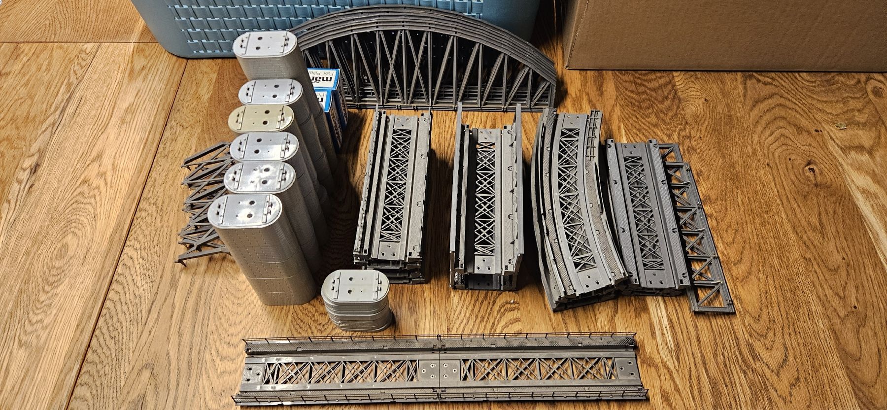 Märklin Modellini di ferrovie: Grosse Sammlung Modellbau Brückenteile, Grau. – Usato da Matten b. Interl venduto da fla_s8sd 1