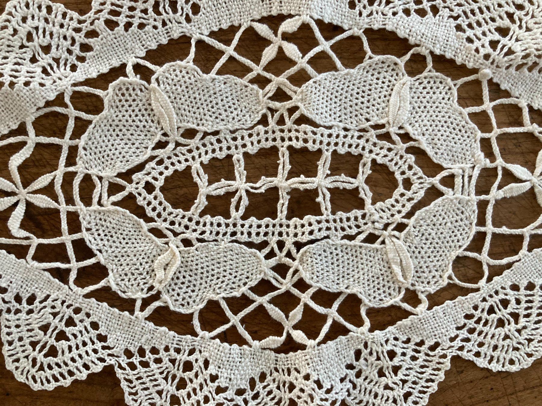 Sottobicchieri: SPITZENDECKCHEN   KLÖPPELDECKCHEN   HANDARBEIT – Usato da Subingen venduto da ArtBead 2