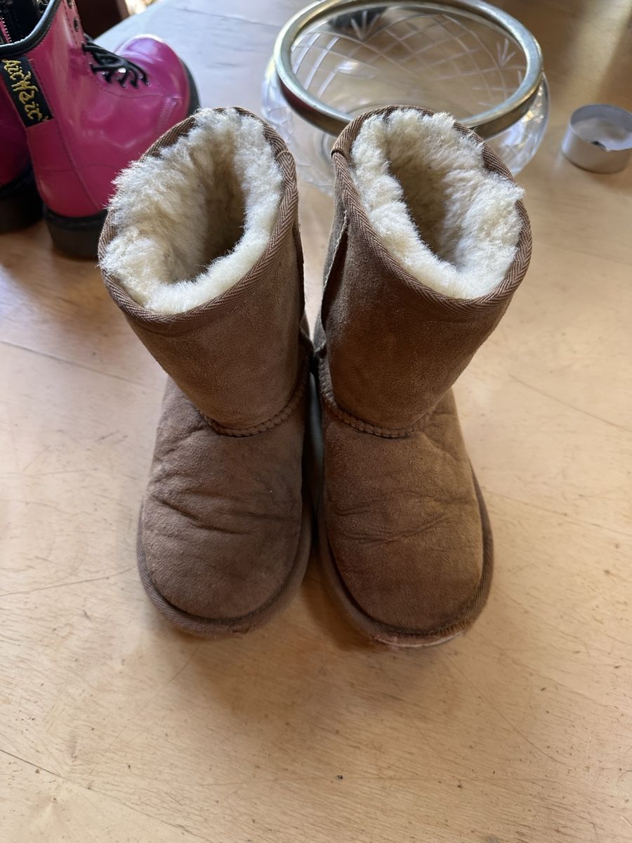 Ugg Chaussures garçon: UGG Stiefel size 28 – D'occasion à Hinterkappelen par una066 1