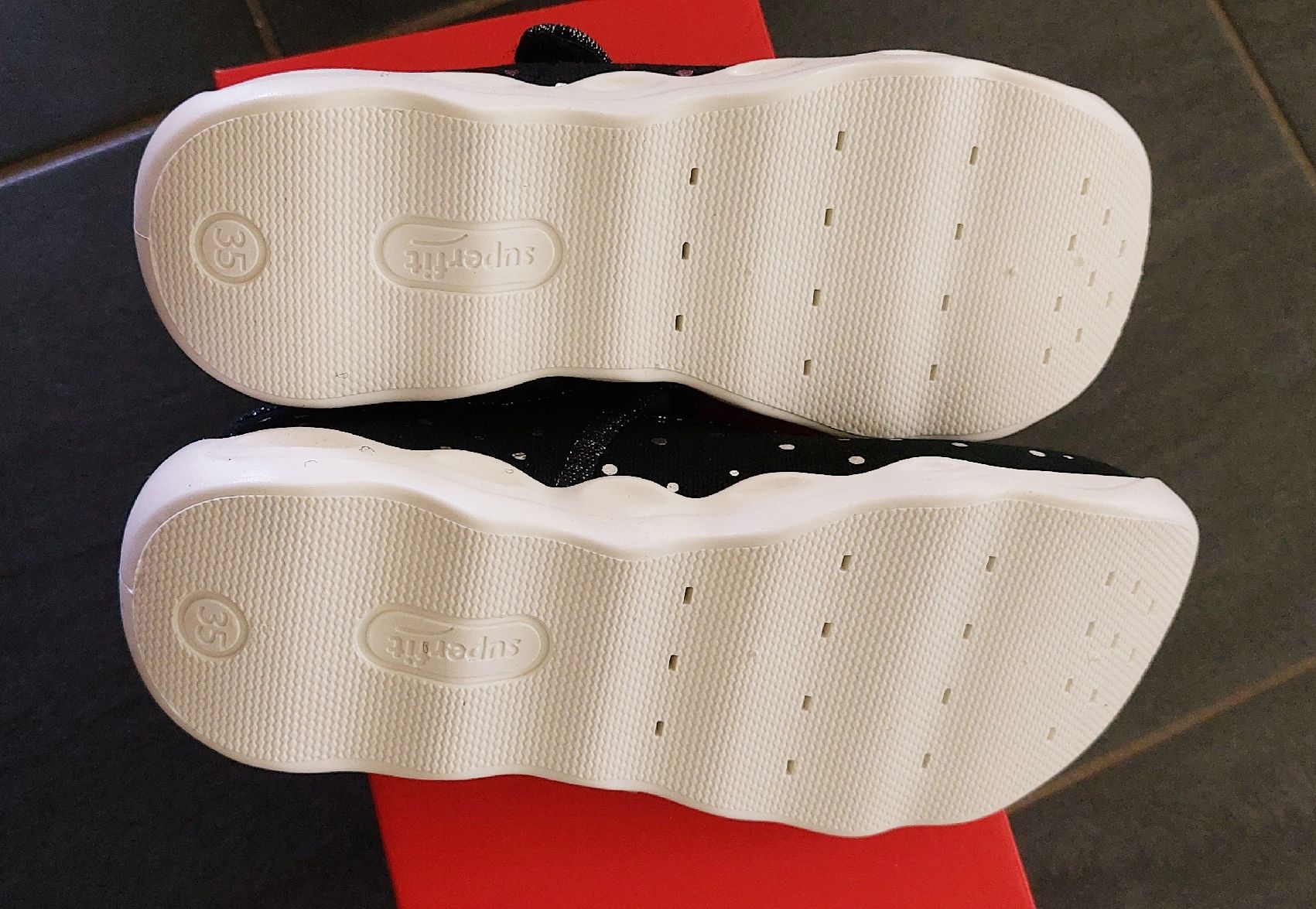 Superfit Scarpe per ragazzi: Kinder Finken/Hausschuhe, Superfit, Gr. 35 - NEU – Nuovo e nell'imballaggio originale da Meiringen venduto da zat_v9tn 2