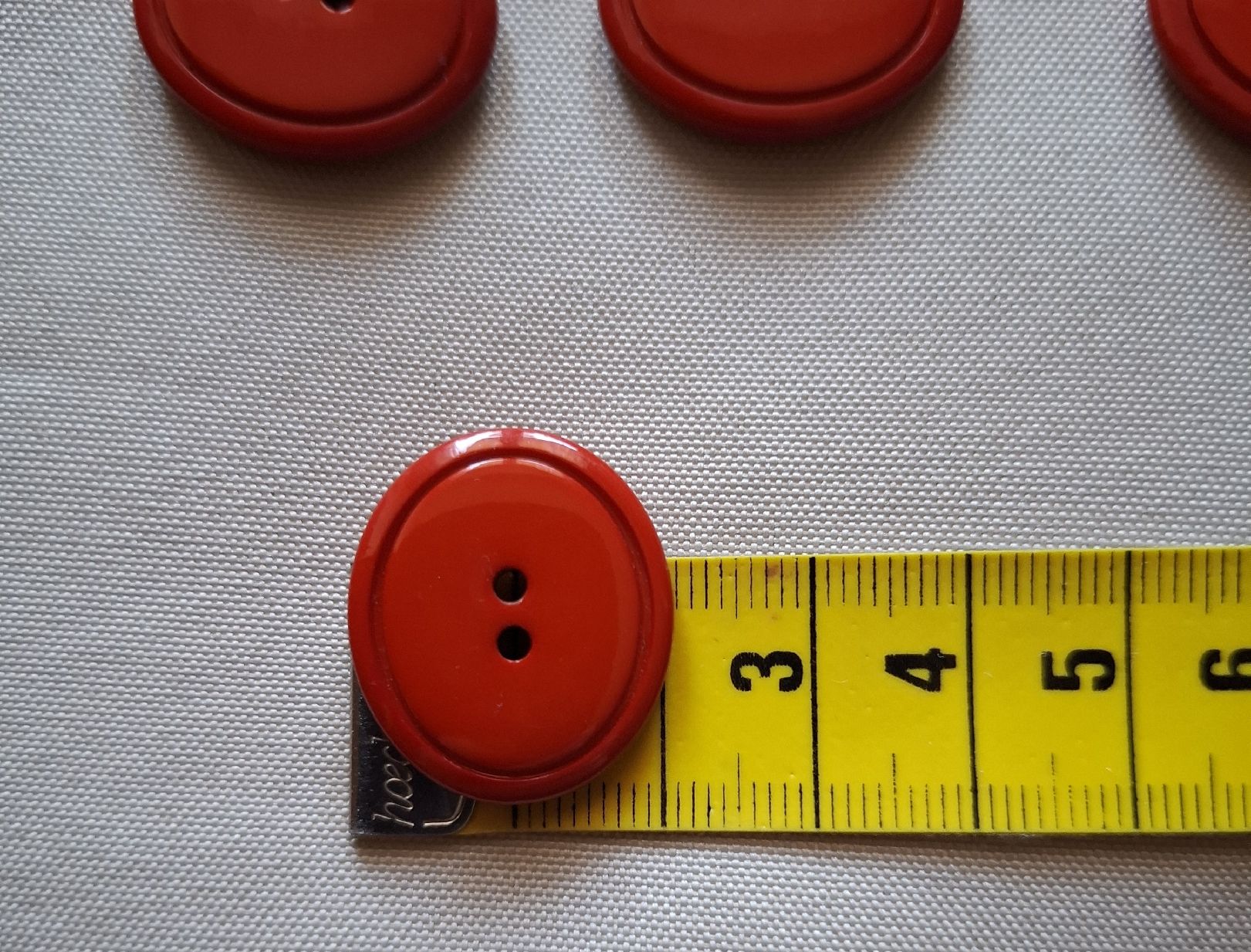 Bottoni: 18 Stück rote Knöpfe, oval, 24 mm. – Usato da Dietikon venduto da Hirschkopf 3