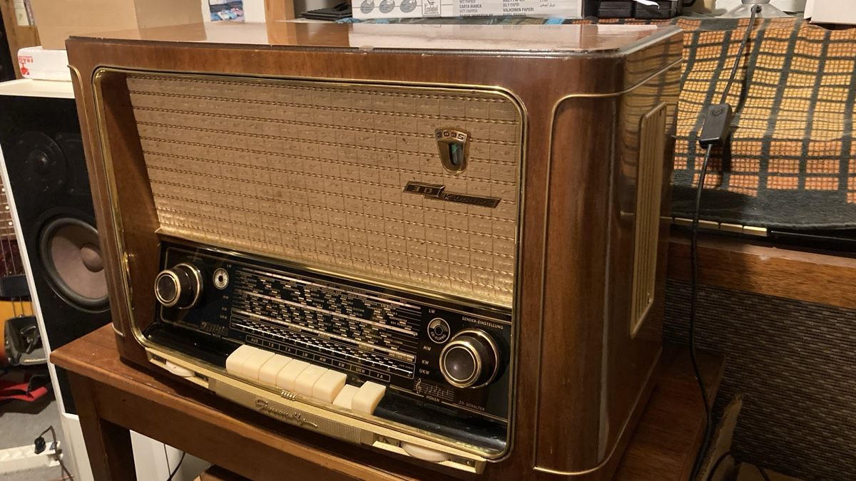 Grundig Radio: Grundig 3035 3D Klang - komplett restauriert mit bluetooth! – Usato da Chevenez venduto da Electro-Rick 1