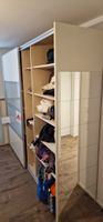 GeräumigerKleiderschrank(B: 2.40m)Guter Zustand 1 Türedefekt