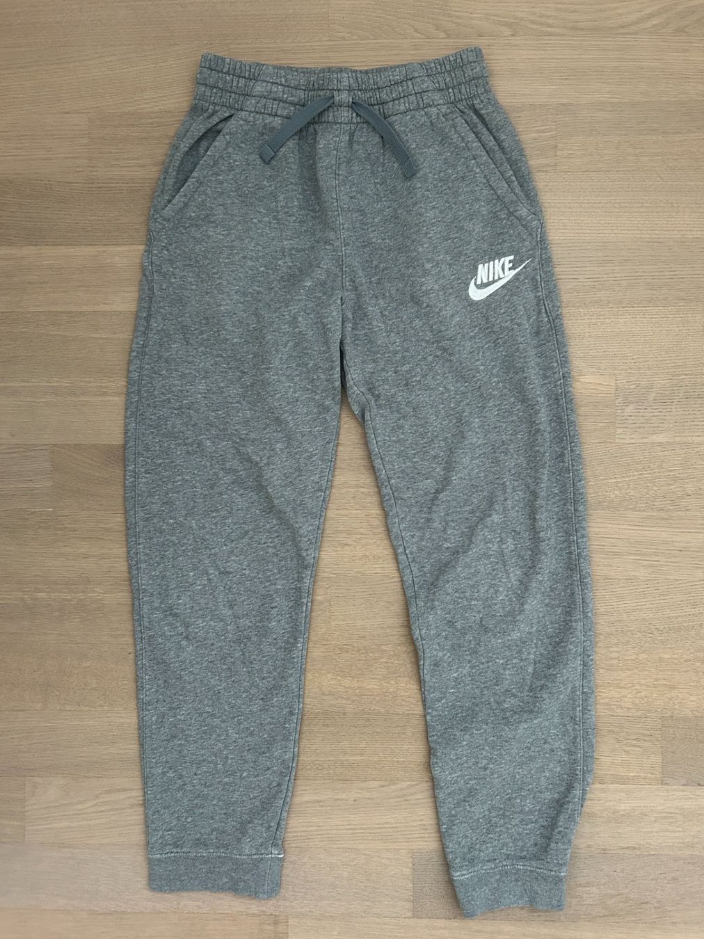 Nike Pantaloni: Nike Trainerhose Grösse 147/158 – Usato da Bülach venduto da onkyo
