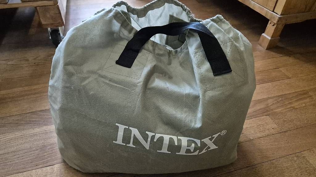 Betten: Intex - elektrisch aufblasbares Luftbett – Gebraucht aus Sevelen von SSinaWWieland