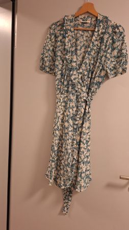 Sommerliches Wickelkleid mit Blumenmuster, Grösse 40
