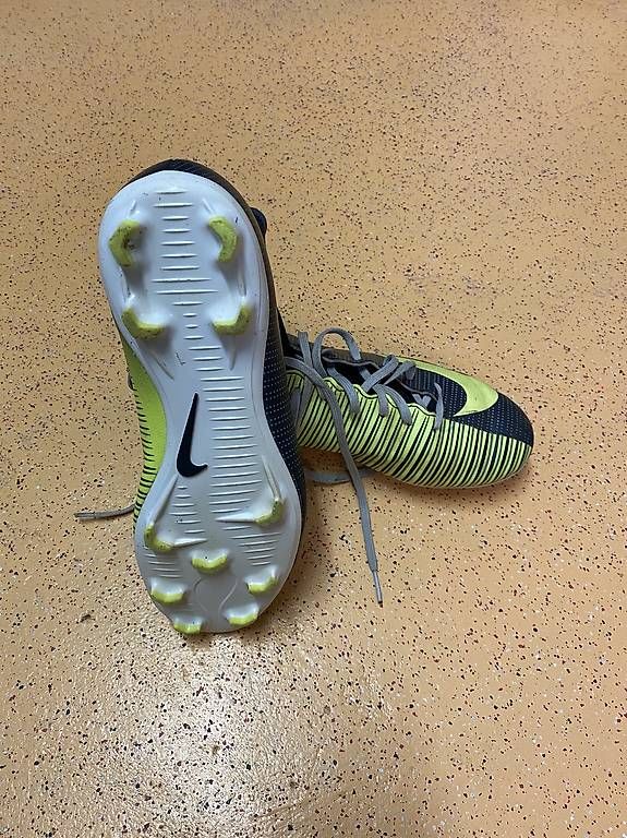 Herrenschuhe: Chaussures foot Nike CR7 taille 37,5 – Gebraucht aus Poliez-le-Grand von Mims82 2