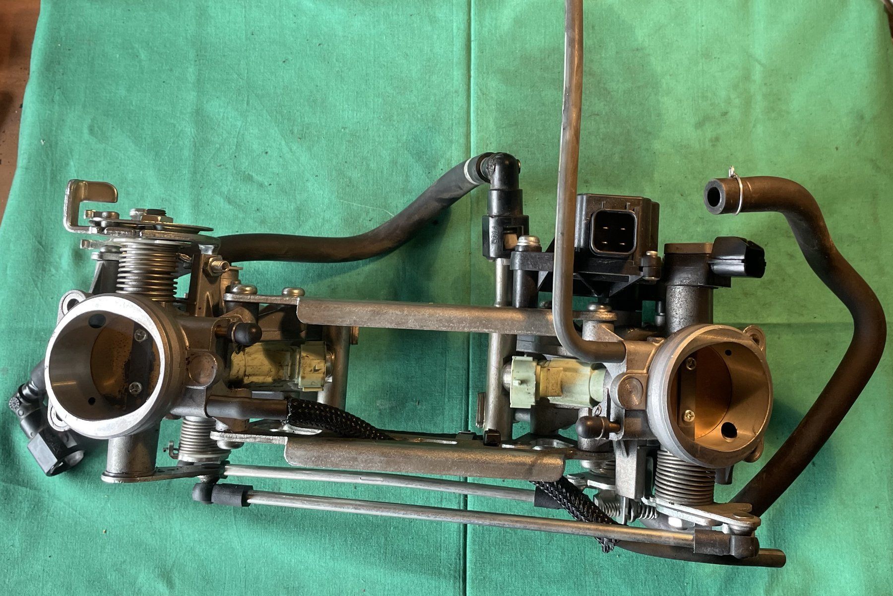 Suzuki Tutti i ricambio per moto: Suzuki SV 650 - Rampe injection – Usato da La Croix-de-Rozon venduto da atelier3.0 2