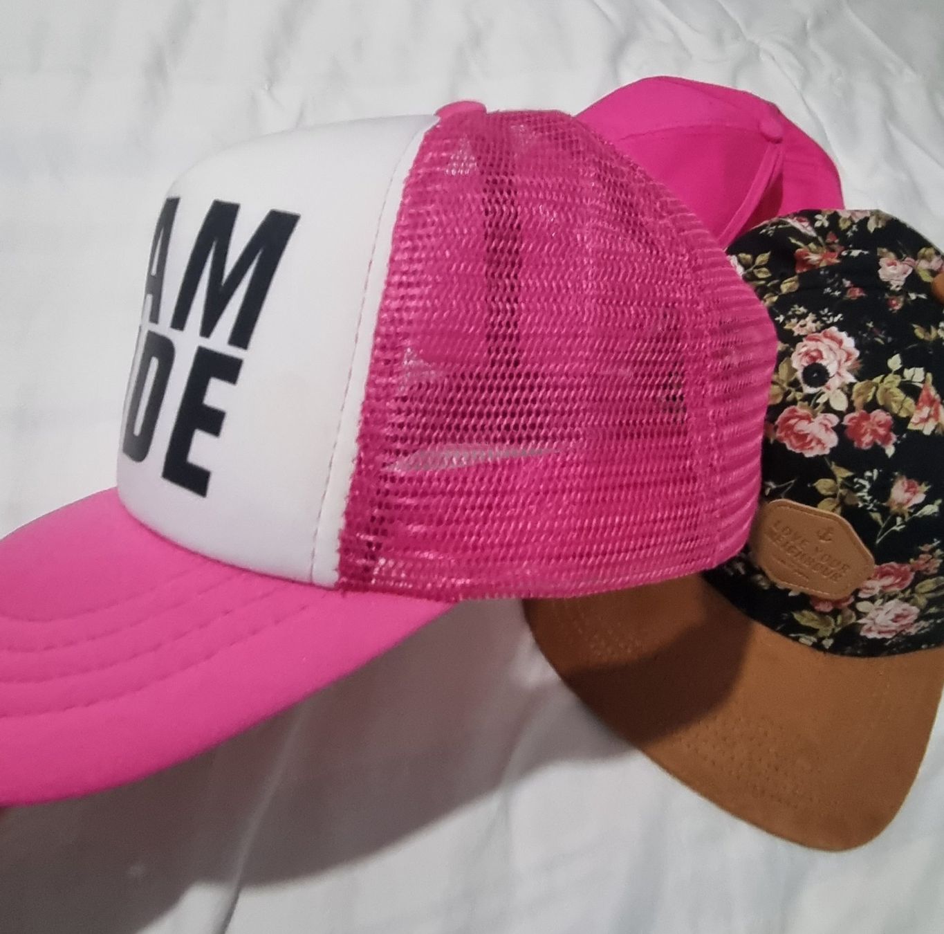 Copricapi, berretti & cappellini: Damen Kappe drei Stück – Usato da Bronschhofen venduto da David80 4
