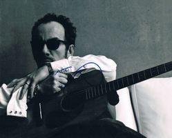 Elvis Costello 1954- Autogramm signiert Foto 20x25cm