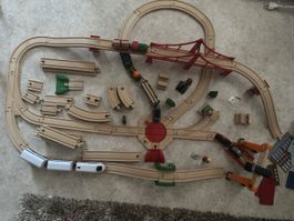 Holzeisenbahn BRIO Konvolut mit viel Zubehör Züge Brücke