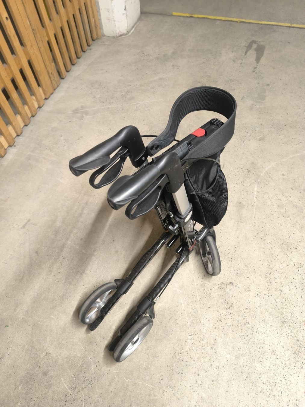 Ausili per la deambulazione: Rollator Carbon Mobilex – Usato da Allschwil venduto da BezoBezo 4