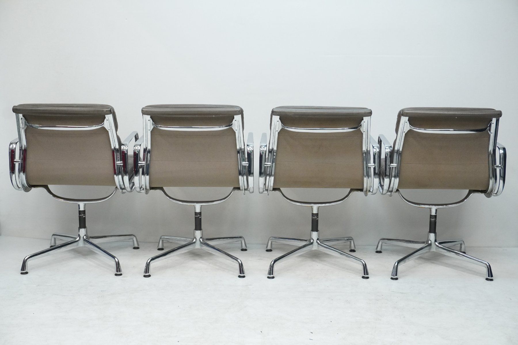 Vitra Stühle: Original Vitra Eames Soft Pad EA207 Leder beige Vintage – Gebraucht aus Bad Zurzach von QLASSIQ 1