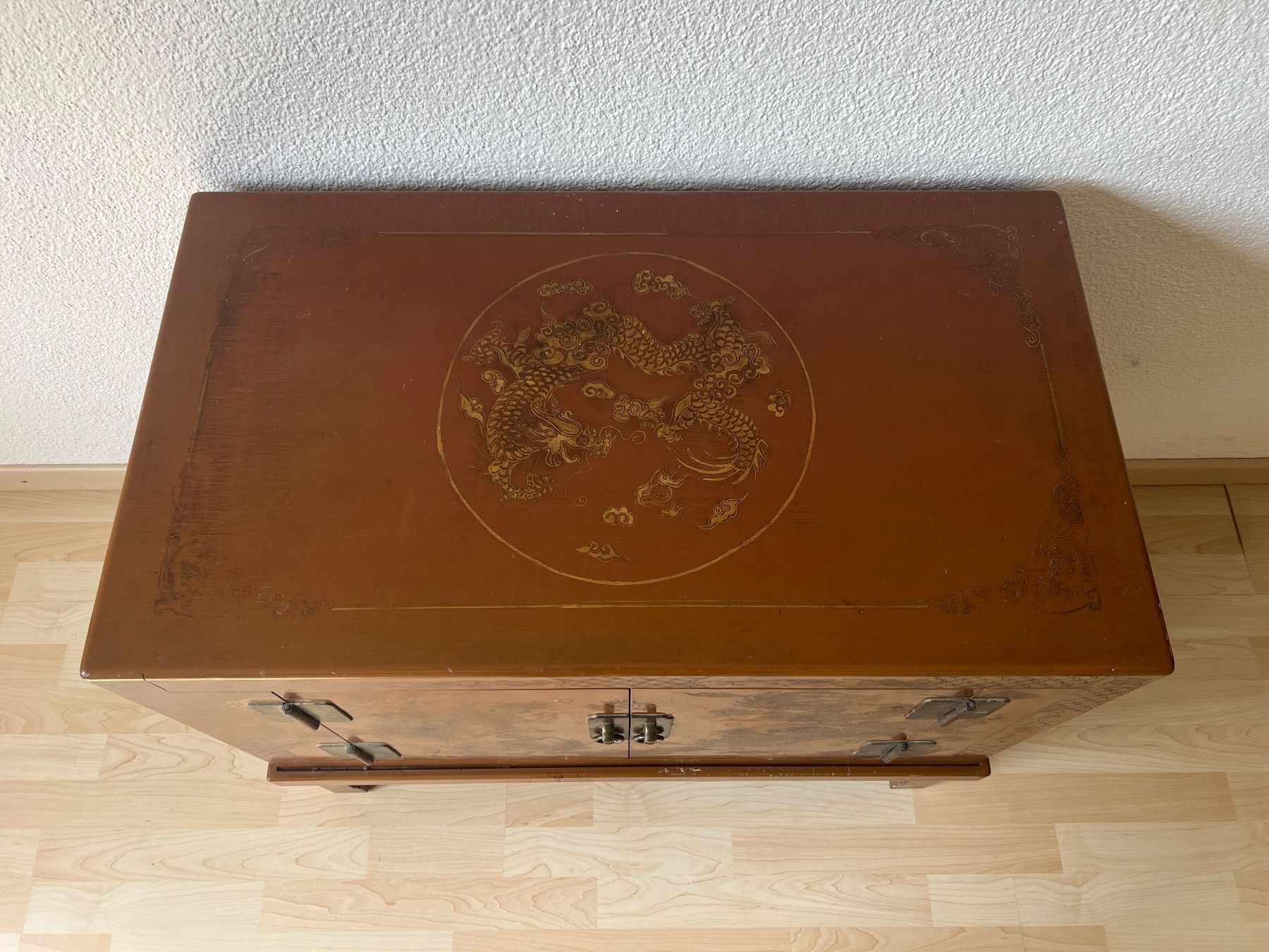 Kommoden: Asiatisches Schränkchen Kommode mit Drachenmuster – Gebraucht aus Perlen von K.P.K.P 2
