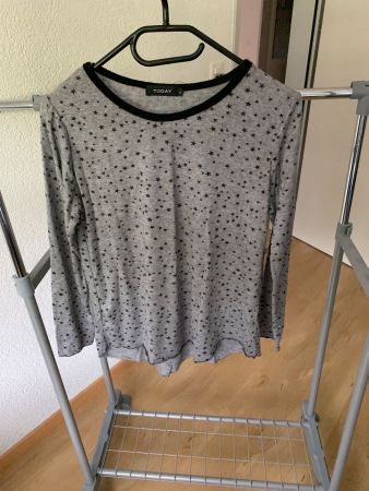 Pullover grau mit Sternen